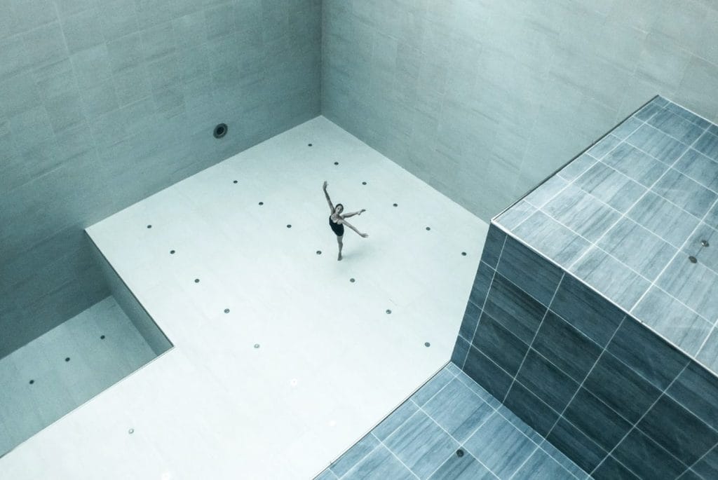 AMA (2018), réali- sation et danseuse Julie Gautier.