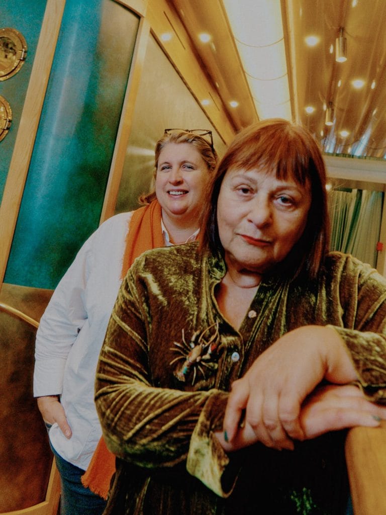 Stéphanie Le Quellec et Olympe Versini au restaurant La Scène à Paris © Julien Liénard