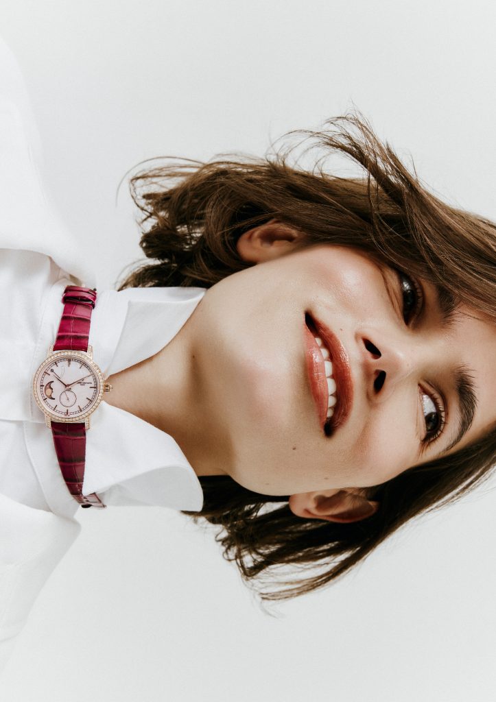 Montre "Traditionnelle Phase De Lune", en or rose, diamants et nacre, bracelet en cuir d’alligator — VACHERON CONSTANTIN ; chemise et veste — FENDI ©Charlotte Navio