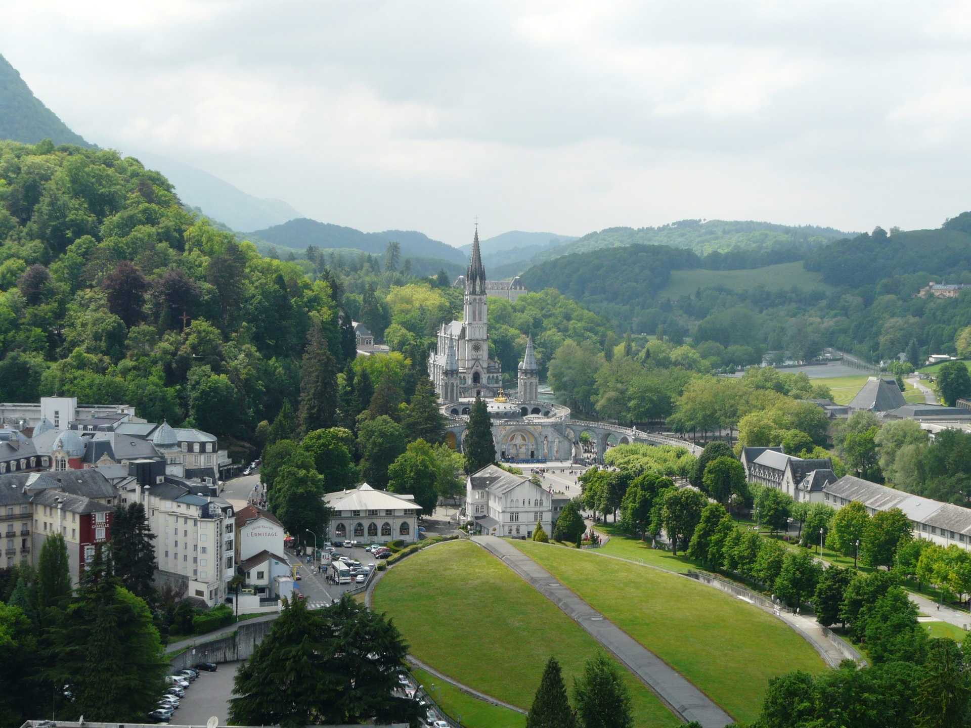 Picture for À Lourdes, les pèlerins manquent aux saisonniers article